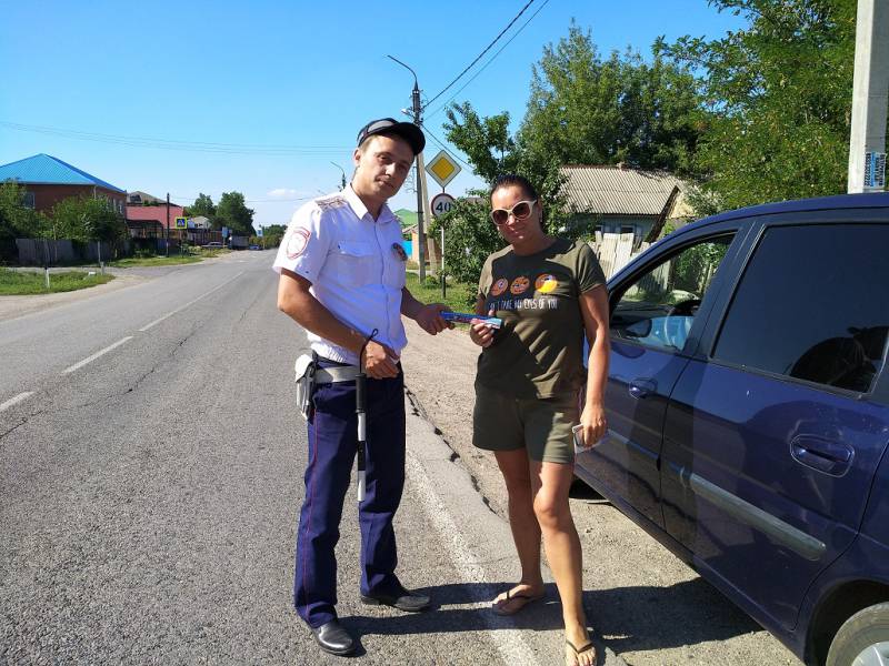 На территории Отрадненского района Госавтоинспекторы провели разъяснительные беседы с водителями в рамках проекта «На дороге все равны»