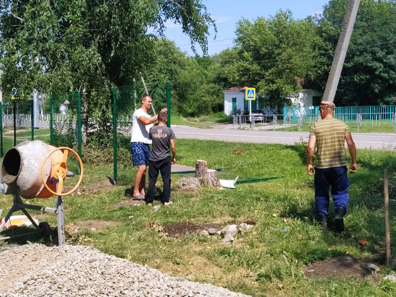 В селе Петровском активно ведутся работы по обустройству новой детской площадки